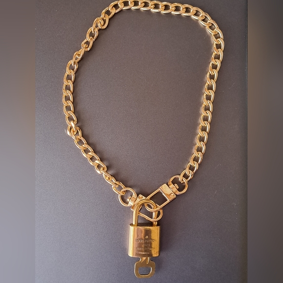 Louis Vuitton Lock and Key #342 and 16" unmarked chain - Picture 7 of 8